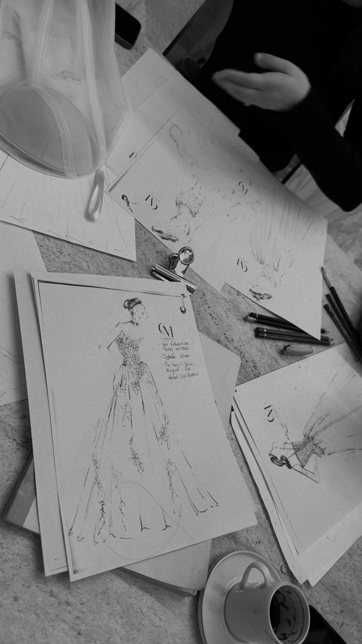 Croquis dessiné à la main d'une robe appartenant à la future collection SIGNATURE de Maison Galad x CIGDEM METIN BRIDAL