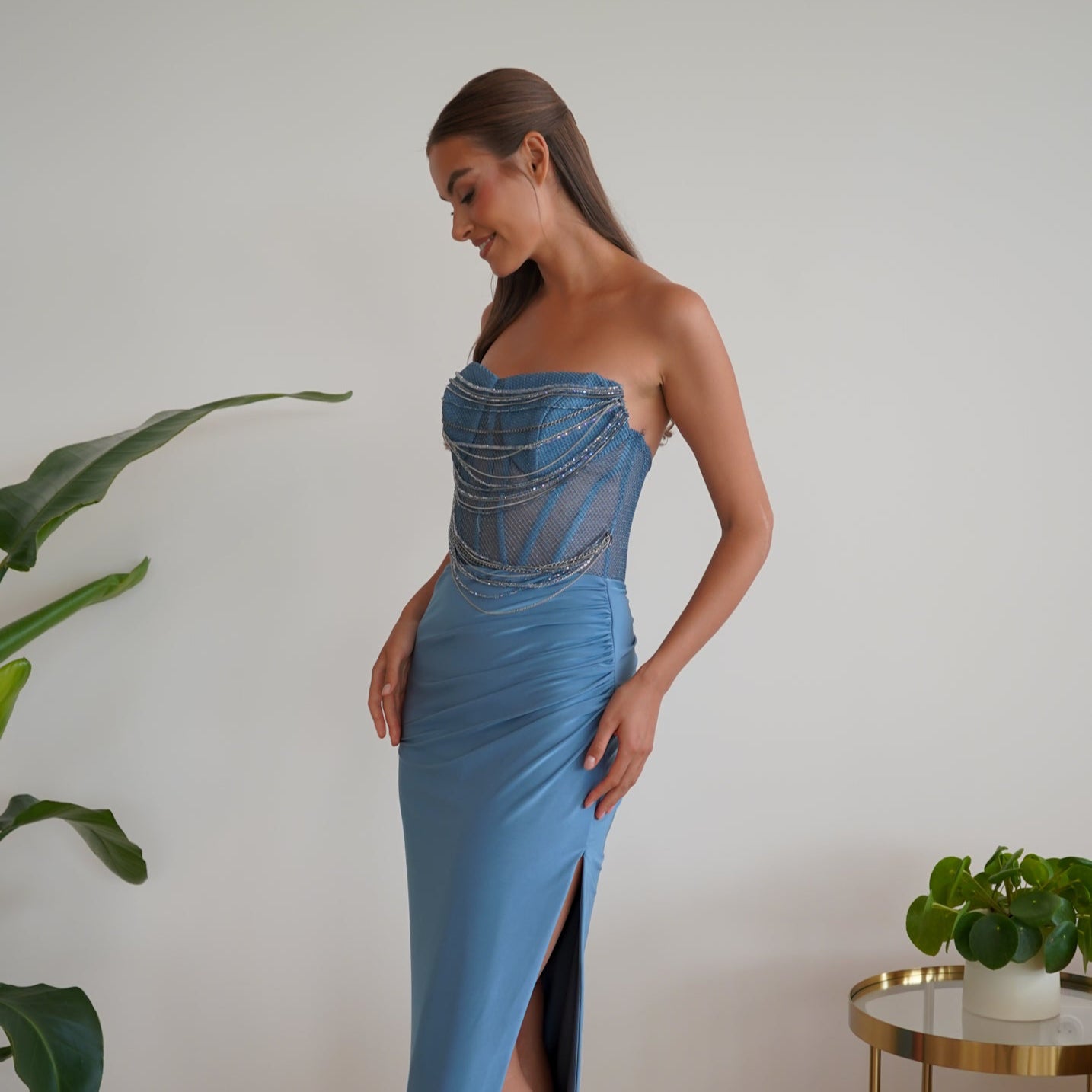 Robe de cocktail MELPHIRA bleu avec bustier drapé orné de chaînes brillantes et fente élégante, Maison Galad.
